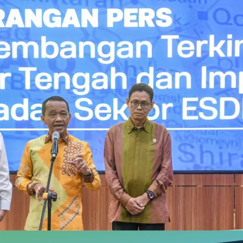 Energy and Mineral Resources (ESDM) Minister Bahlil Lahadalia (center) accompanied by Deputy Minister Yuliot Tanjung (right) and Member of the National Energy Council (DEN) Satya Widya Yudha (left) gave a press statement regarding the Latest Developments in the Middle East and Implications for the Energy and Mineral Resources Sector at the ESDM office
