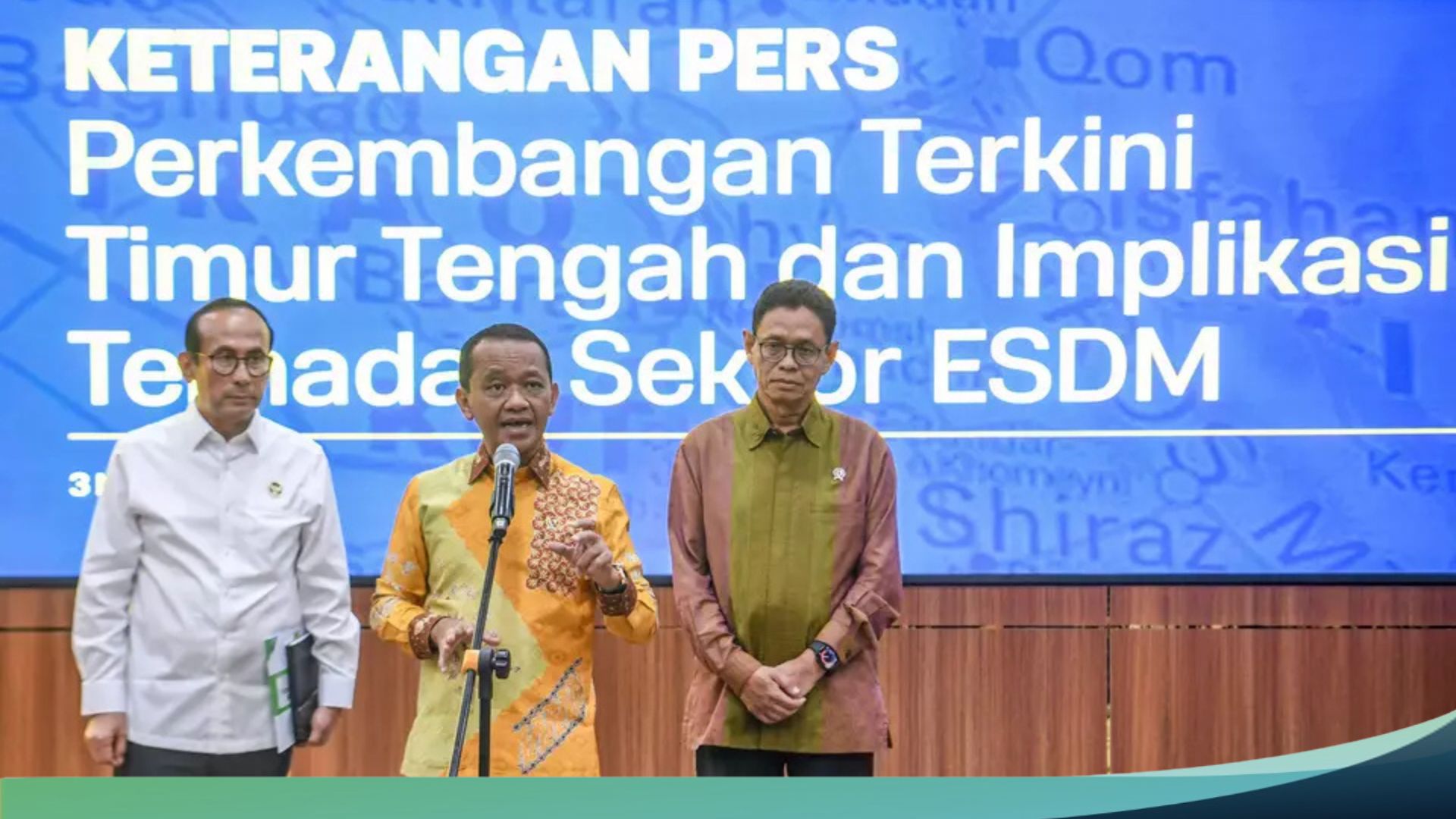Energy and Mineral Resources (ESDM) Minister Bahlil Lahadalia (center) accompanied by Deputy Minister Yuliot Tanjung (right) and Member of the National Energy Council (DEN) Satya Widya Yudha (left) gave a press statement regarding the Latest Developments in the Middle East and Implications for the Energy and Mineral Resources Sector at the ESDM office